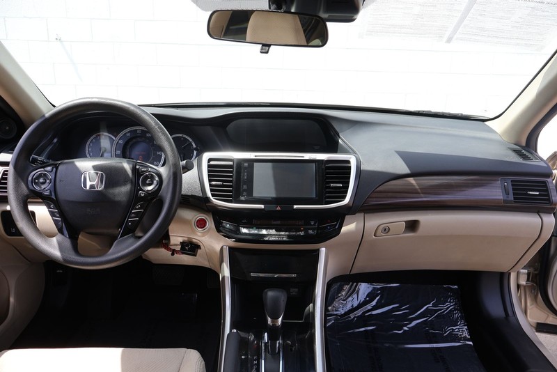 Honda Accord Sedan Vehicle Full-screen Gallery Image 21
