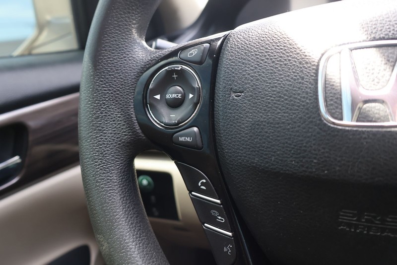 Honda Accord Sedan Vehicle Full-screen Gallery Image 24