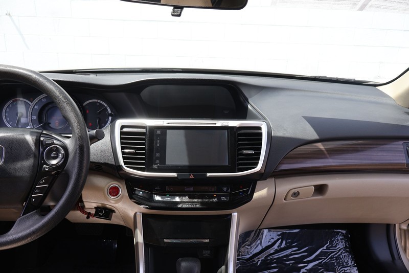 Honda Accord Sedan Vehicle Full-screen Gallery Image 26