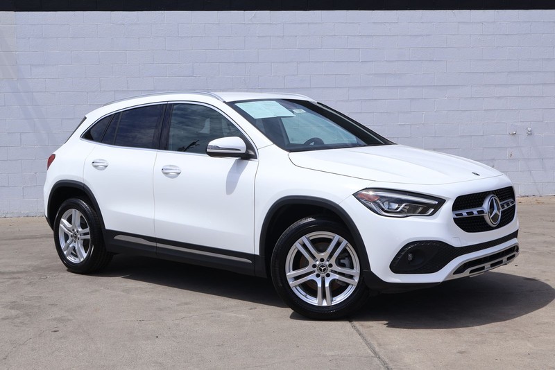 Mercedes-Benz GLA 250 Vehicle Full-screen Gallery Image 01