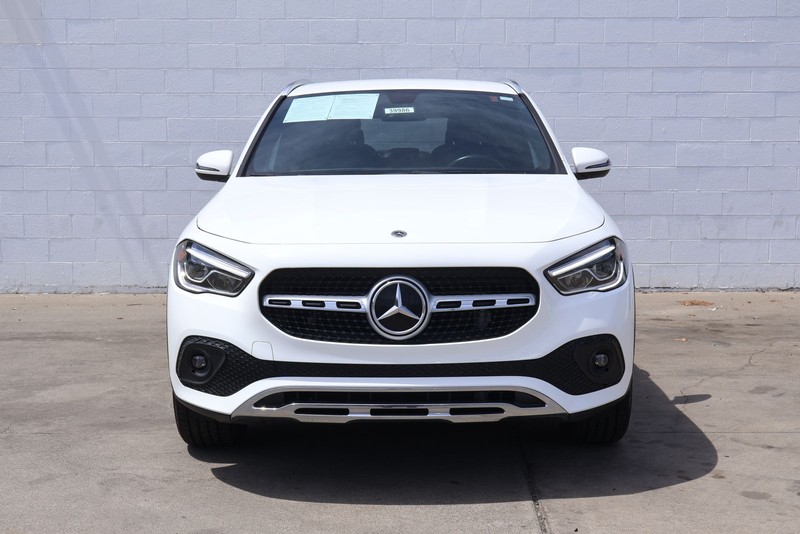 Mercedes-Benz GLA 250 Vehicle Full-screen Gallery Image 02