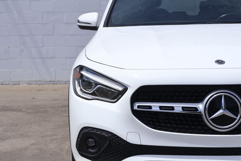 Mercedes-Benz GLA 250 Vehicle Full-screen Gallery Image 03