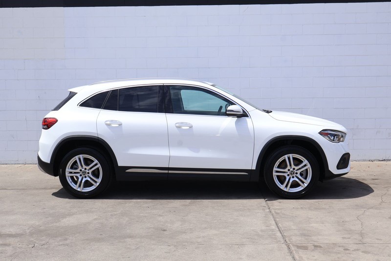 Mercedes-Benz GLA 250 Vehicle Full-screen Gallery Image 04