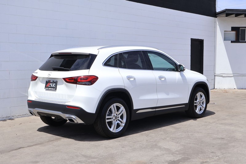 Mercedes-Benz GLA 250 Vehicle Full-screen Gallery Image 05