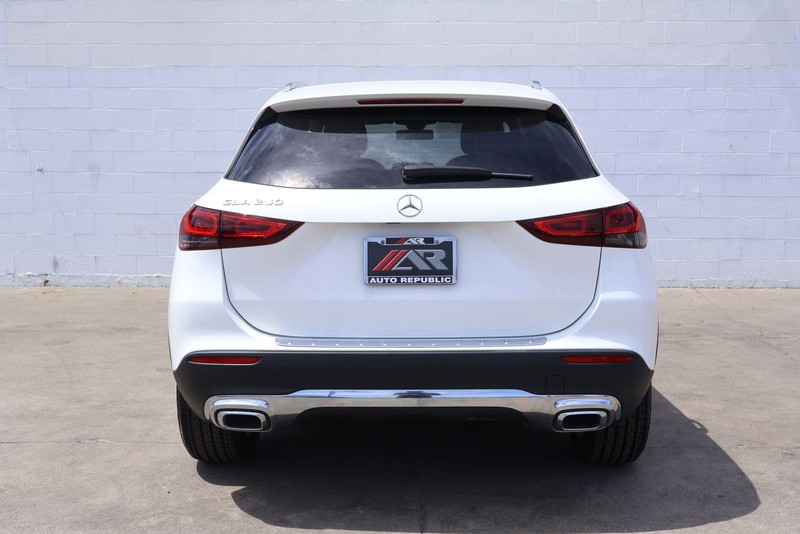 Mercedes-Benz GLA 250 Vehicle Full-screen Gallery Image 06