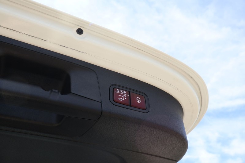 Mercedes-Benz GLA 250 Vehicle Full-screen Gallery Image 09