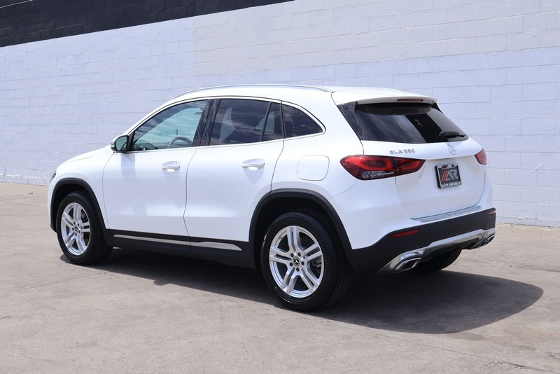 Mercedes-Benz GLA 250 Vehicle Full-screen Gallery Image 10