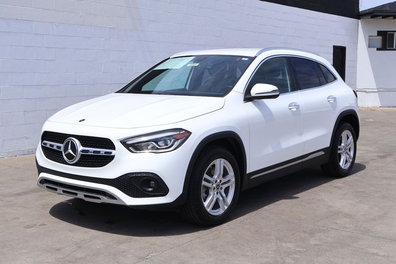 Mercedes-Benz GLA 250 Vehicle Full-screen Gallery Image 12
