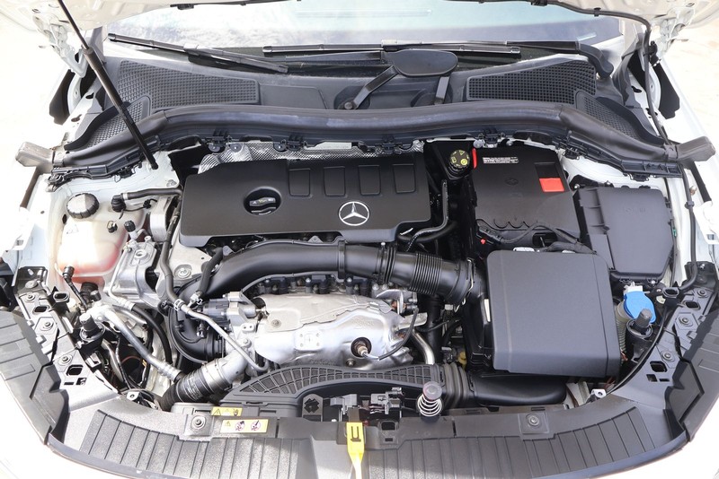 Mercedes-Benz GLA 250 Vehicle Full-screen Gallery Image 13