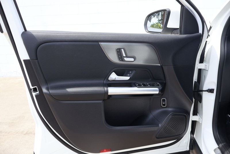 Mercedes-Benz GLA 250 Vehicle Full-screen Gallery Image 15