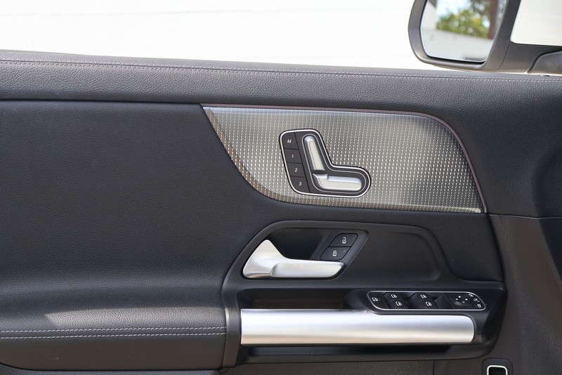 Mercedes-Benz GLA 250 Vehicle Full-screen Gallery Image 16