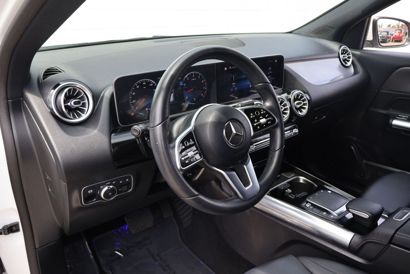 Mercedes-Benz GLA 250 Vehicle Full-screen Gallery Image 17