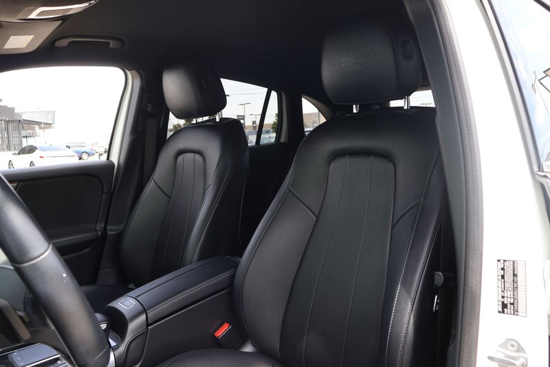 Mercedes-Benz GLA 250 Vehicle Full-screen Gallery Image 18