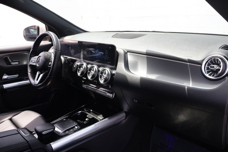 Mercedes-Benz GLA 250 Vehicle Full-screen Gallery Image 20