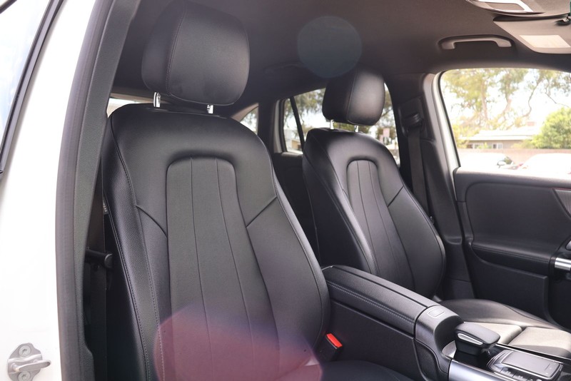 Mercedes-Benz GLA 250 Vehicle Full-screen Gallery Image 21