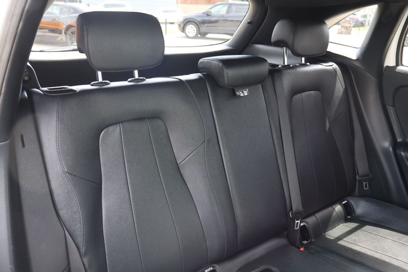 Mercedes-Benz GLA 250 Vehicle Full-screen Gallery Image 22