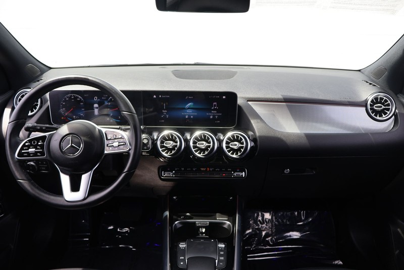 Mercedes-Benz GLA 250 Vehicle Full-screen Gallery Image 23