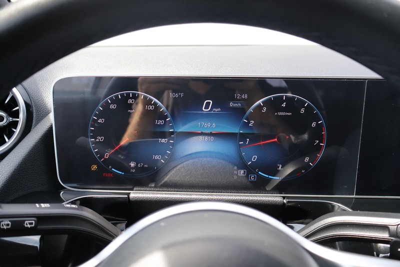 Mercedes-Benz GLA 250 Vehicle Full-screen Gallery Image 24