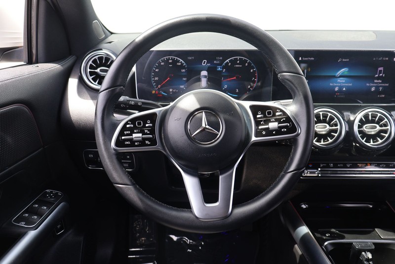 Mercedes-Benz GLA 250 Vehicle Full-screen Gallery Image 25