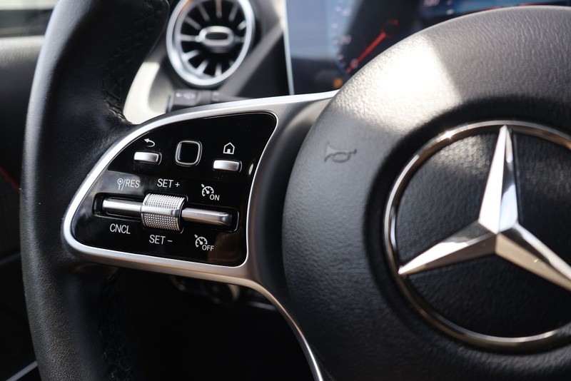 Mercedes-Benz GLA 250 Vehicle Full-screen Gallery Image 26