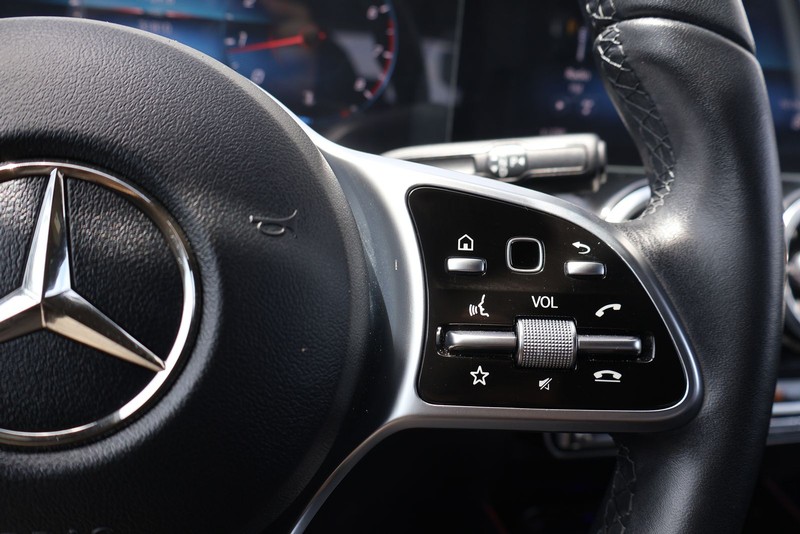 Mercedes-Benz GLA 250 Vehicle Full-screen Gallery Image 27