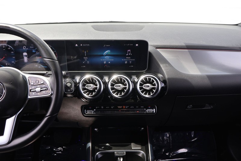 Mercedes-Benz GLA 250 Vehicle Full-screen Gallery Image 28