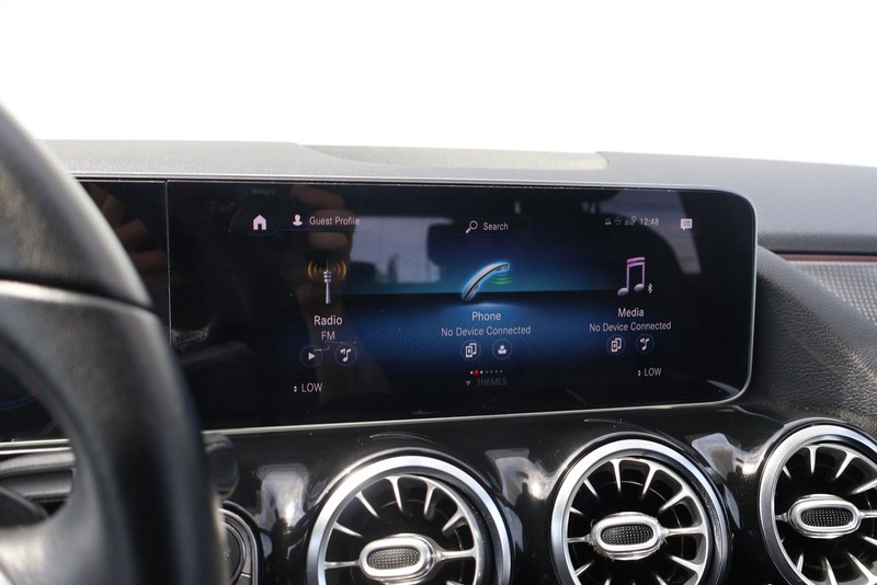 Mercedes-Benz GLA 250 Vehicle Full-screen Gallery Image 29