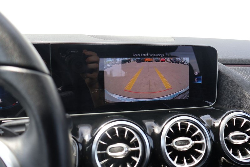 Mercedes-Benz GLA 250 Vehicle Full-screen Gallery Image 30