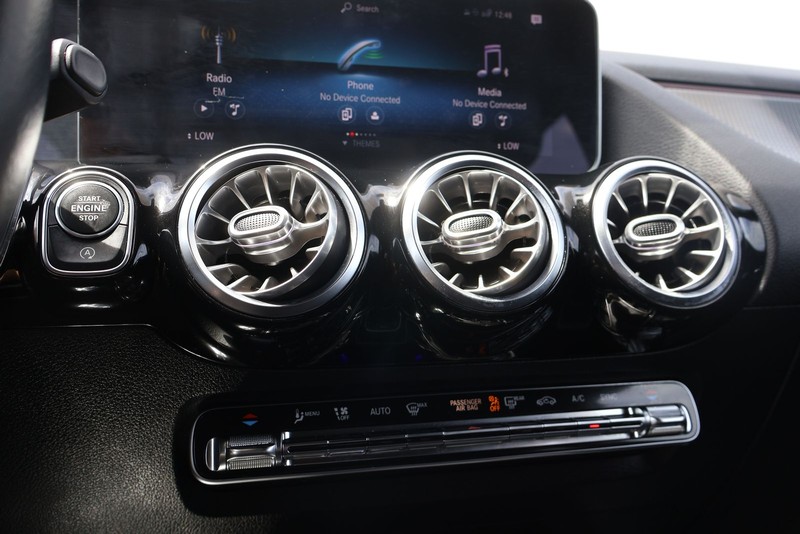 Mercedes-Benz GLA 250 Vehicle Full-screen Gallery Image 31
