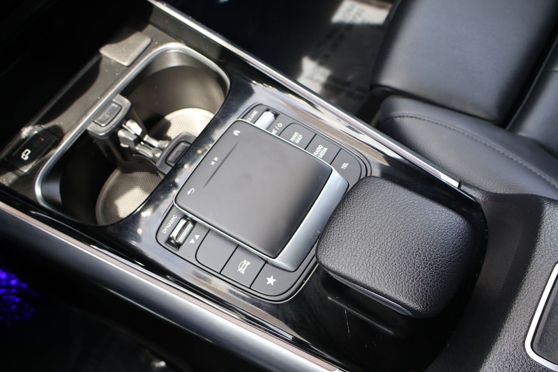 Mercedes-Benz GLA 250 Vehicle Full-screen Gallery Image 32