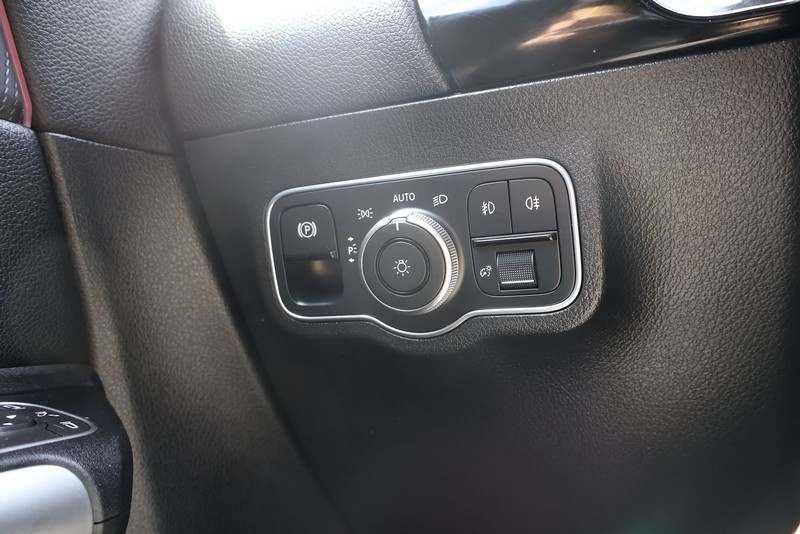 Mercedes-Benz GLA 250 Vehicle Full-screen Gallery Image 33