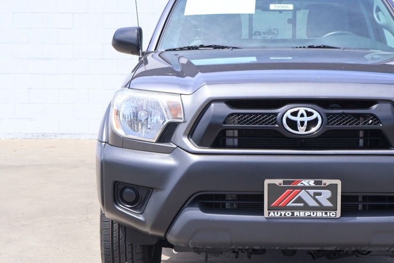 Toyota Tacoma Vehicle Full-screen Gallery Image 03