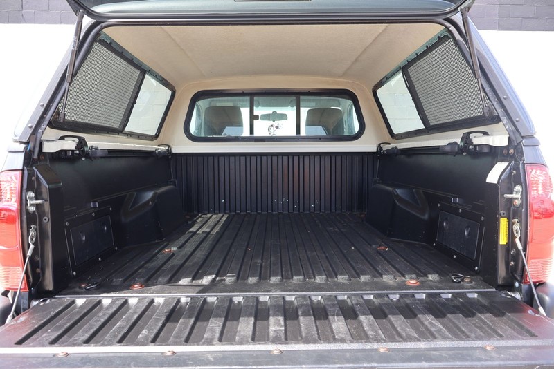 Toyota Tacoma Vehicle Full-screen Gallery Image 08