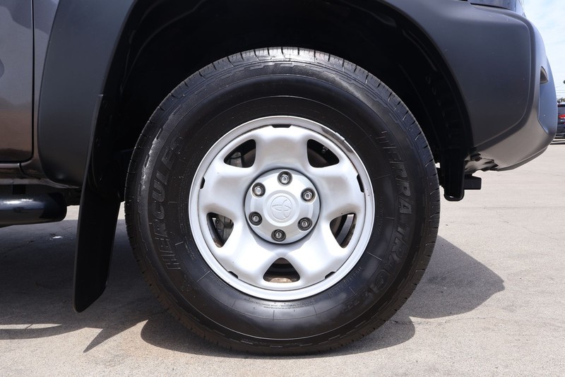 Toyota Tacoma Vehicle Full-screen Gallery Image 12