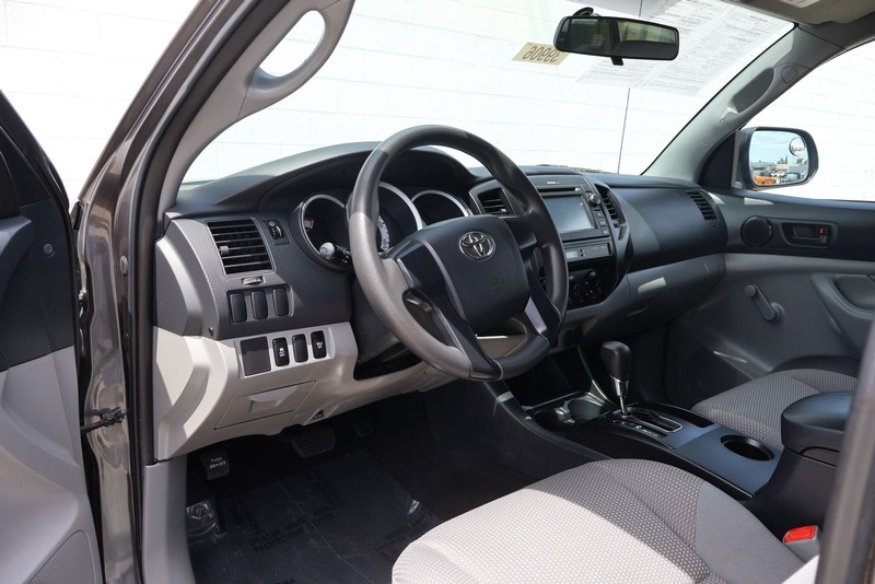 Toyota Tacoma Vehicle Full-screen Gallery Image 13