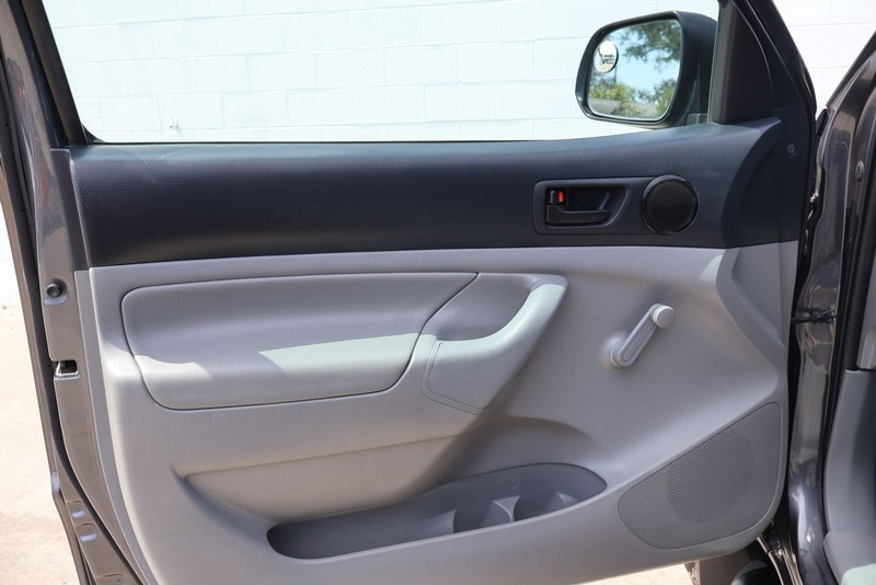 Toyota Tacoma Vehicle Full-screen Gallery Image 14
