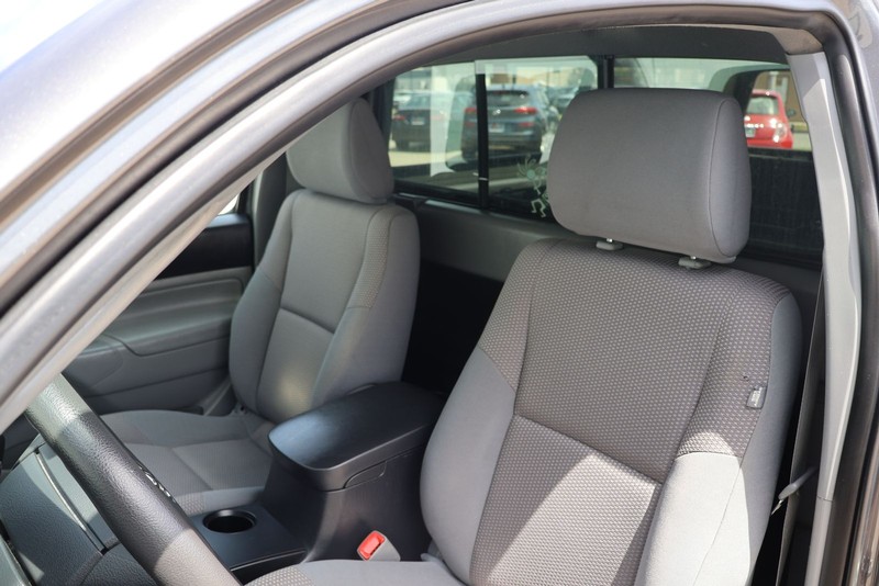 Toyota Tacoma Vehicle Full-screen Gallery Image 15