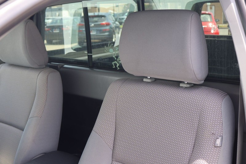Toyota Tacoma Vehicle Full-screen Gallery Image 16