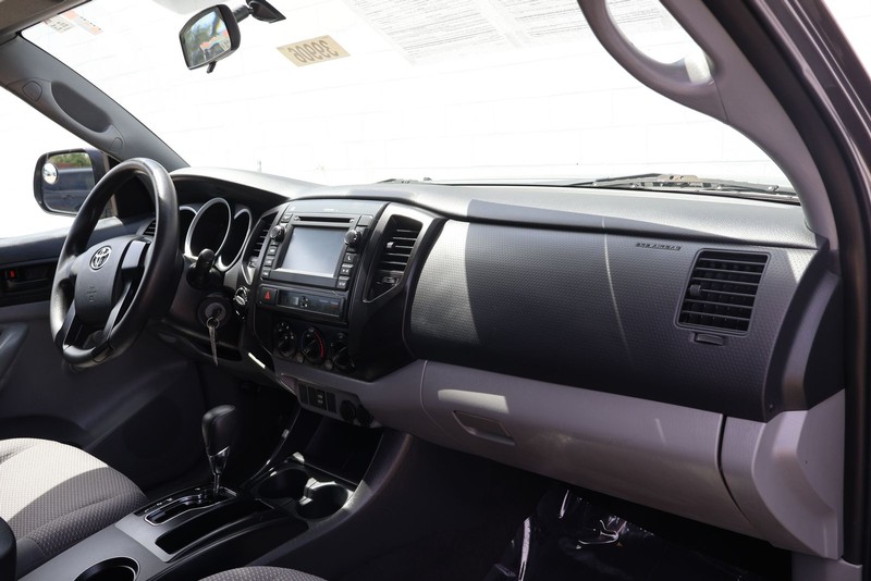 Toyota Tacoma Vehicle Full-screen Gallery Image 17