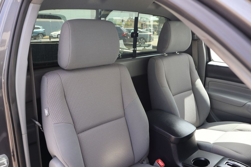Toyota Tacoma Vehicle Full-screen Gallery Image 18
