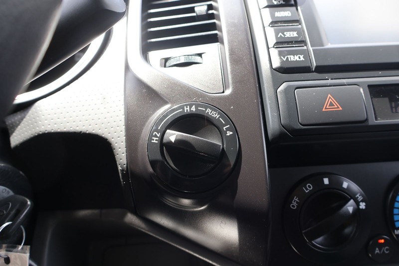 Toyota Tacoma Vehicle Full-screen Gallery Image 23