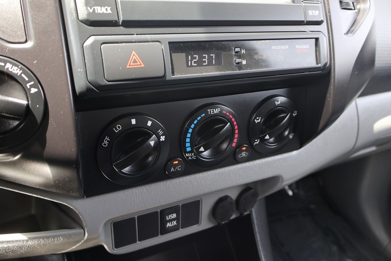 Toyota Tacoma Vehicle Full-screen Gallery Image 24