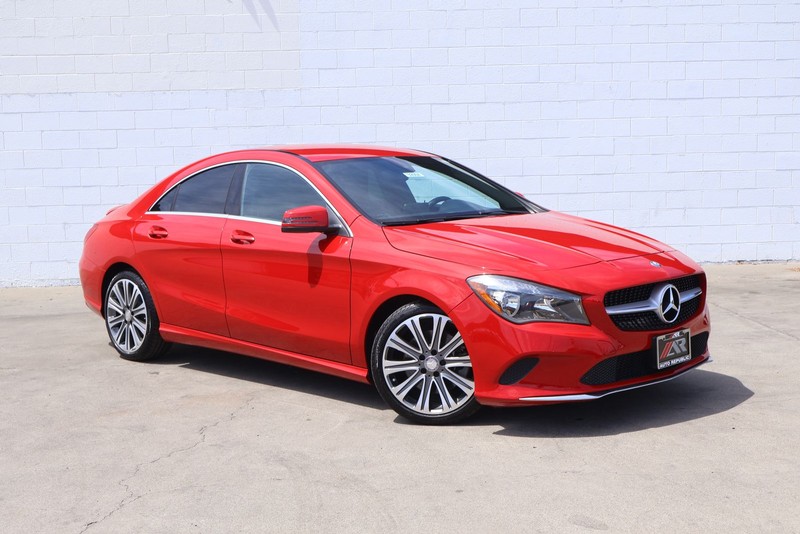 Mercedes-Benz CLA Vehicle Full-screen Gallery Image 01