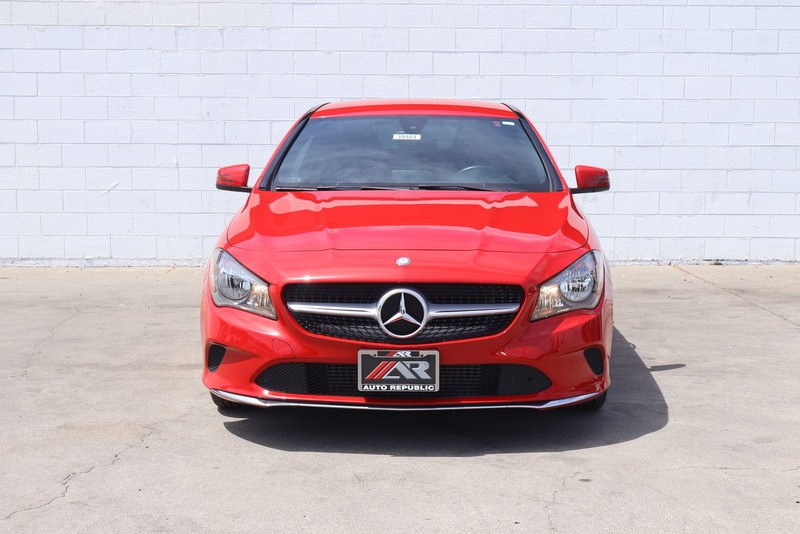 Mercedes-Benz CLA Vehicle Full-screen Gallery Image 02