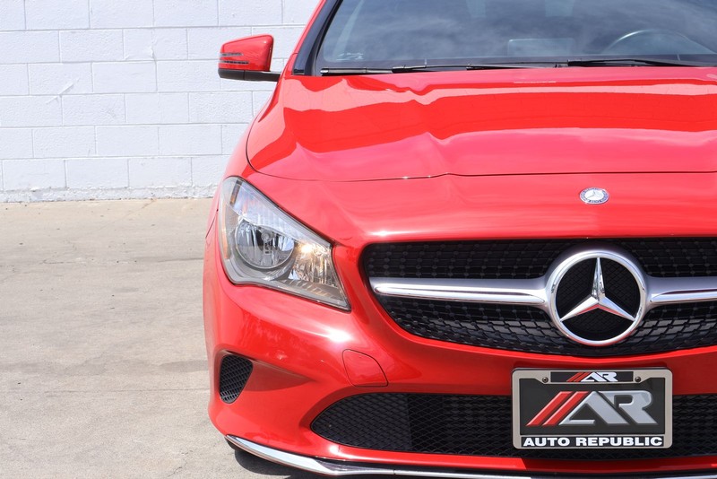 Mercedes-Benz CLA Vehicle Full-screen Gallery Image 03