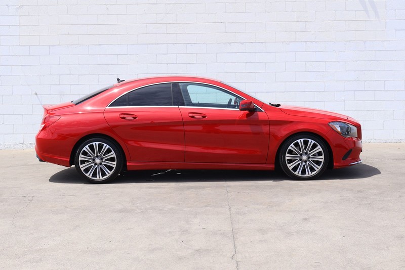 Mercedes-Benz CLA Vehicle Full-screen Gallery Image 04