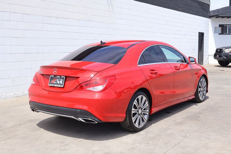 Mercedes-Benz CLA Vehicle Full-screen Gallery Image 05