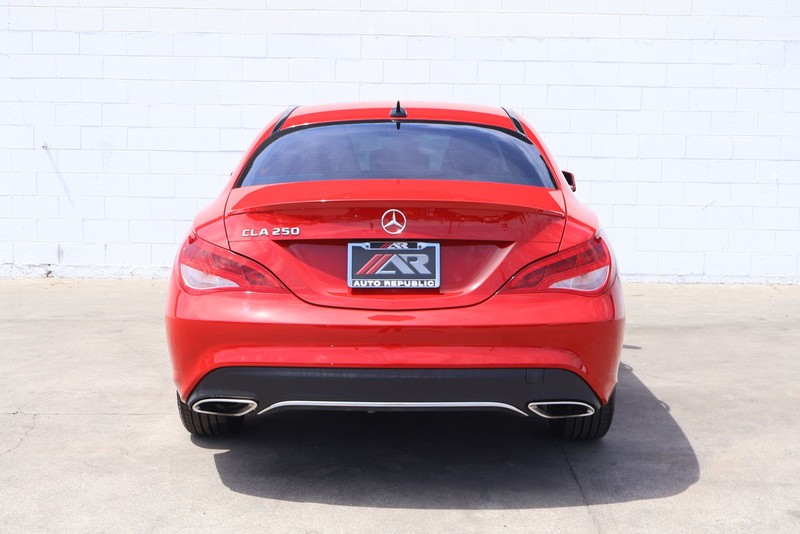 Mercedes-Benz CLA Vehicle Full-screen Gallery Image 06