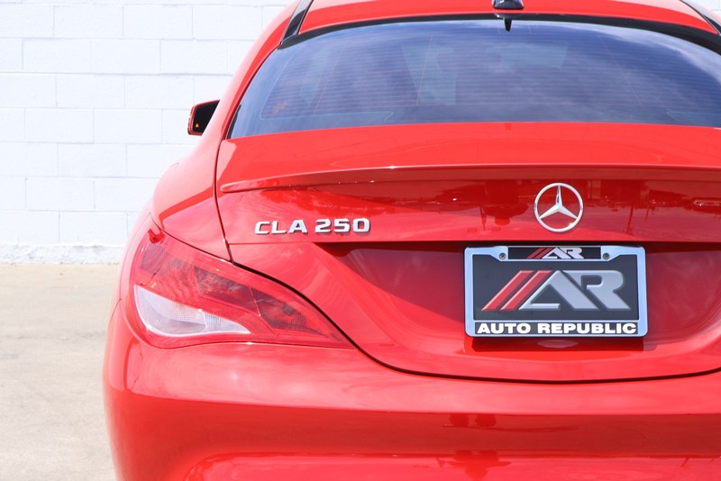 Mercedes-Benz CLA Vehicle Full-screen Gallery Image 07