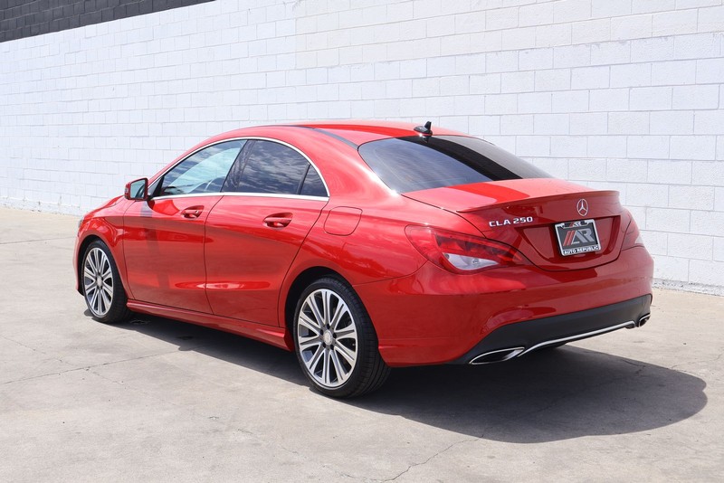 Mercedes-Benz CLA Vehicle Full-screen Gallery Image 09